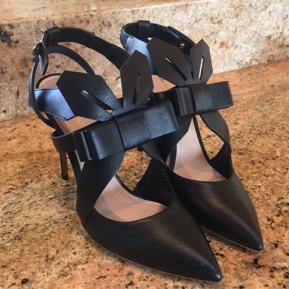 Heels worn once, in great condition